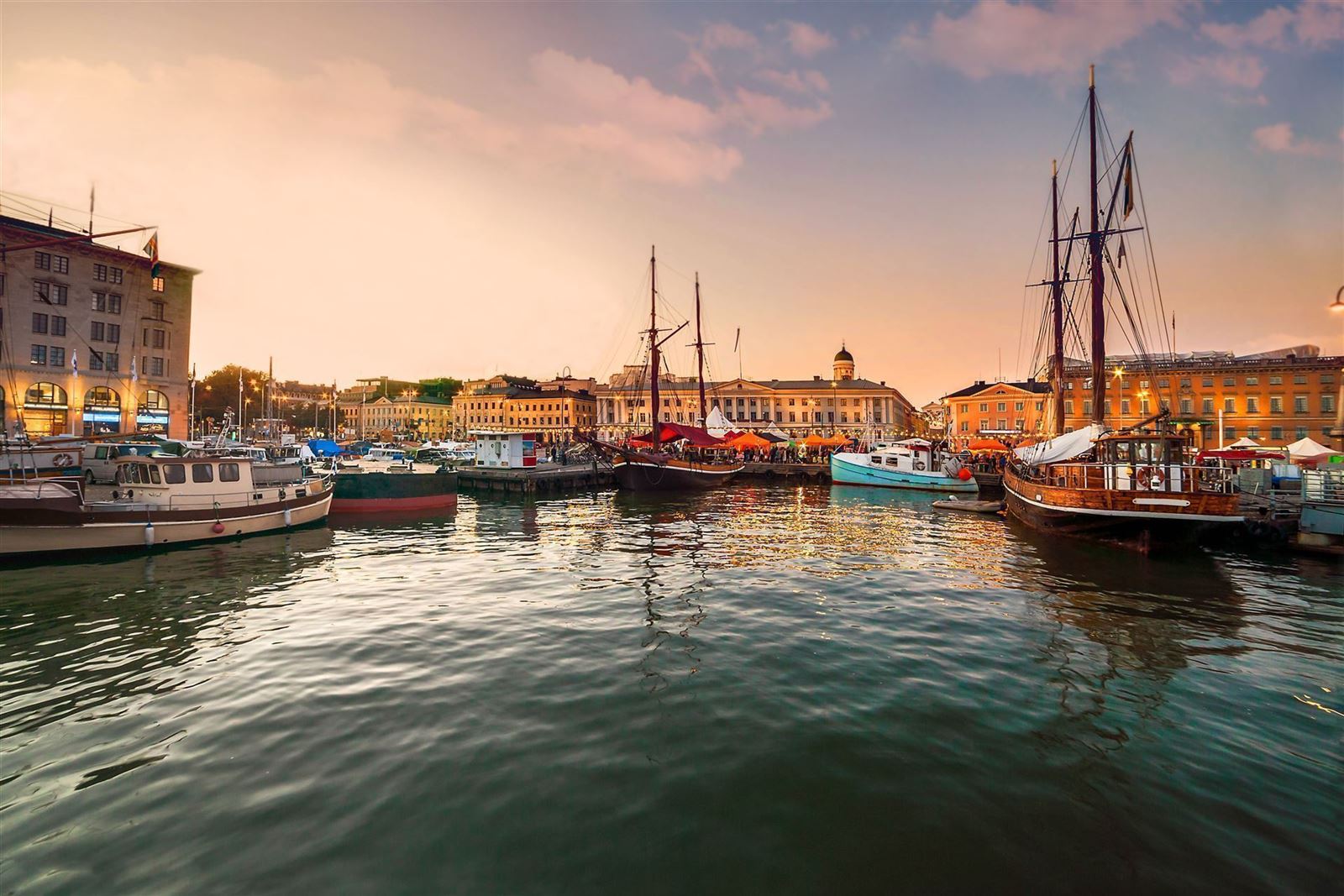 Hafen von Helsinki bei Sonnenuntergang